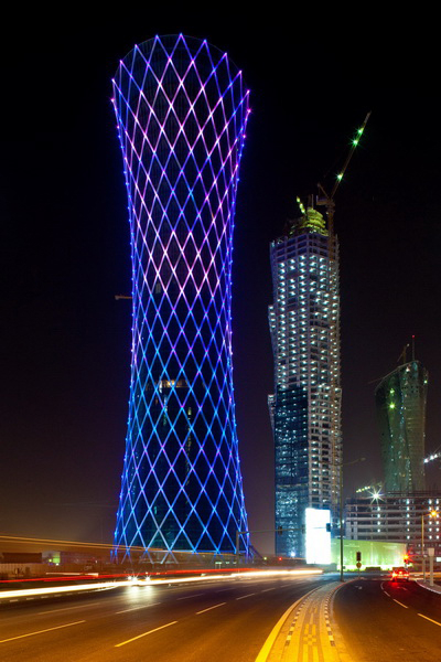 Tornado Tower Doha bei Nacht